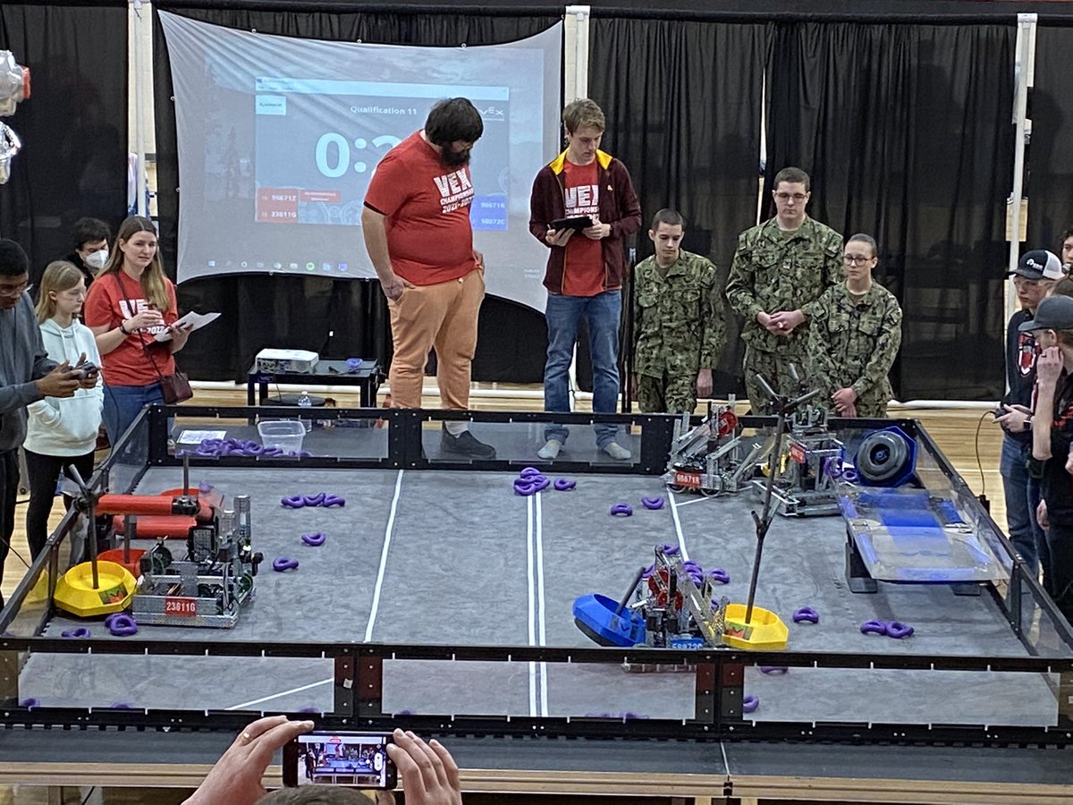 MrsBartsch's tweet photo. We are learning so much today! VEX IQ is amazing!!!! @TheOstgarden @RRHSRobots #GFSchools @VEXRobotics https://t.co/XNsxMPSgKq