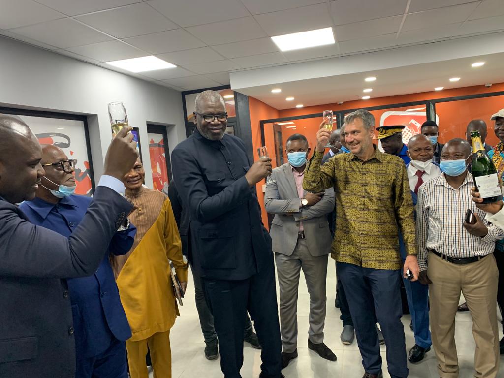 YanMbiya's tweet photo. Fort de l'expertise de +1400 collaborateurs,la TMB est la solution à vos besoins d'épargne sécurisée et diversifiée, de financement adapté et attractif, de transfert rapide et fiable, de transactions digitales simples et innovantes.Merci #Tshikapa pour votre accueil. #LocalBanker https://t.co/TCUSRHfDlt