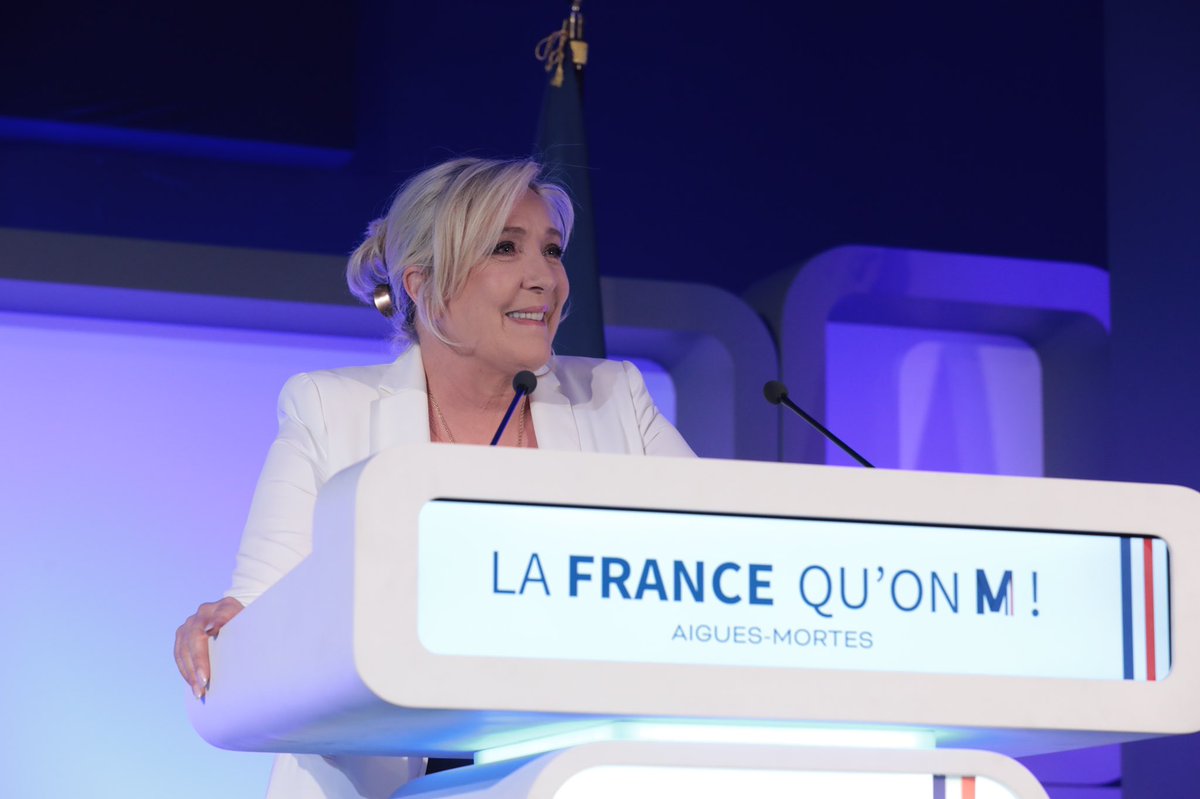 MLP_officiel's tweet photo. En 5 ans, je m’engage à rendre aux Français le pouvoir, tout le pouvoir, pour qu’ils puissent décider eux-mêmes de leur destin ! #MarinePrésidente https://t.co/E2bTyjM7ru