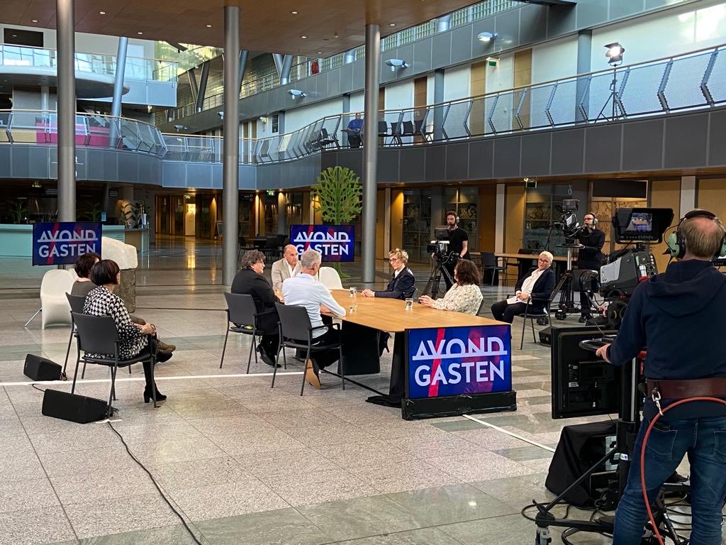 SSoysuren's tweet image. 2 jaar geleden maakten we de eerste uitzending #AvondGasten corona. Vandaag voorlopig de laatste. Vanuit het Zuyderland in Geleen-Sittard. 18.30 en 23.00 uur op #L1 #corona #Zuyderland