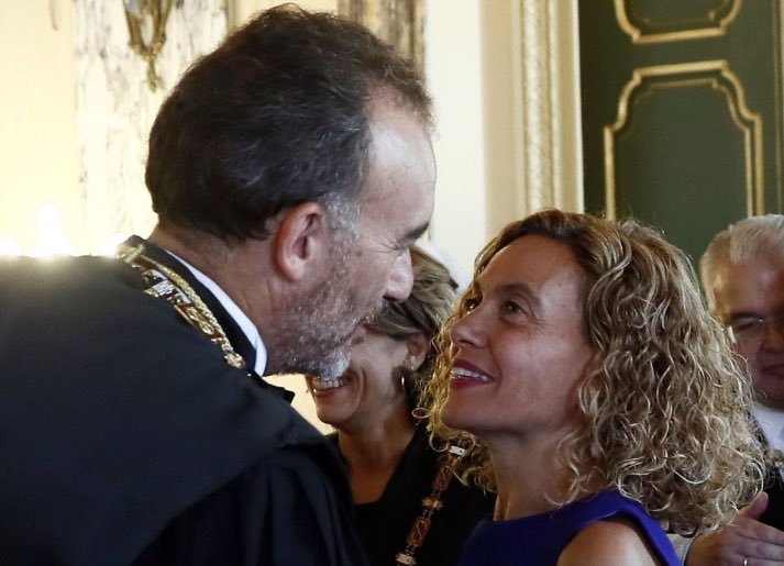 Jonathantudeccs's tweet photo. Qué diferencia hay entre un juez ultraderechista y corrupto y una diputada que lo ve con admiración?? 
https://t.co/XozRMJYzfU