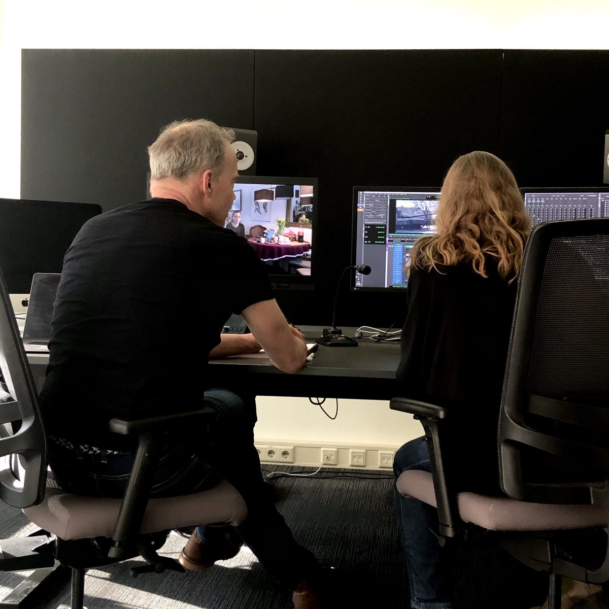 hansvdlinden's tweet photo. Hier @EOnl werken @TwitErwin en @mariettefaber hard aan de Oekraïne special v #Crux, straks 19.18 @NPO2. @esme_wiegman
Ook #Metterdaad straks om 18.47 en #EOLife morgen 09.18 & 11.00 staan in het teken v #Oekraïne - met oa @arjanlock, @KarinvdBroeke en @JoelVoordewind - Welkom! https://t.co/IElhJbqotS