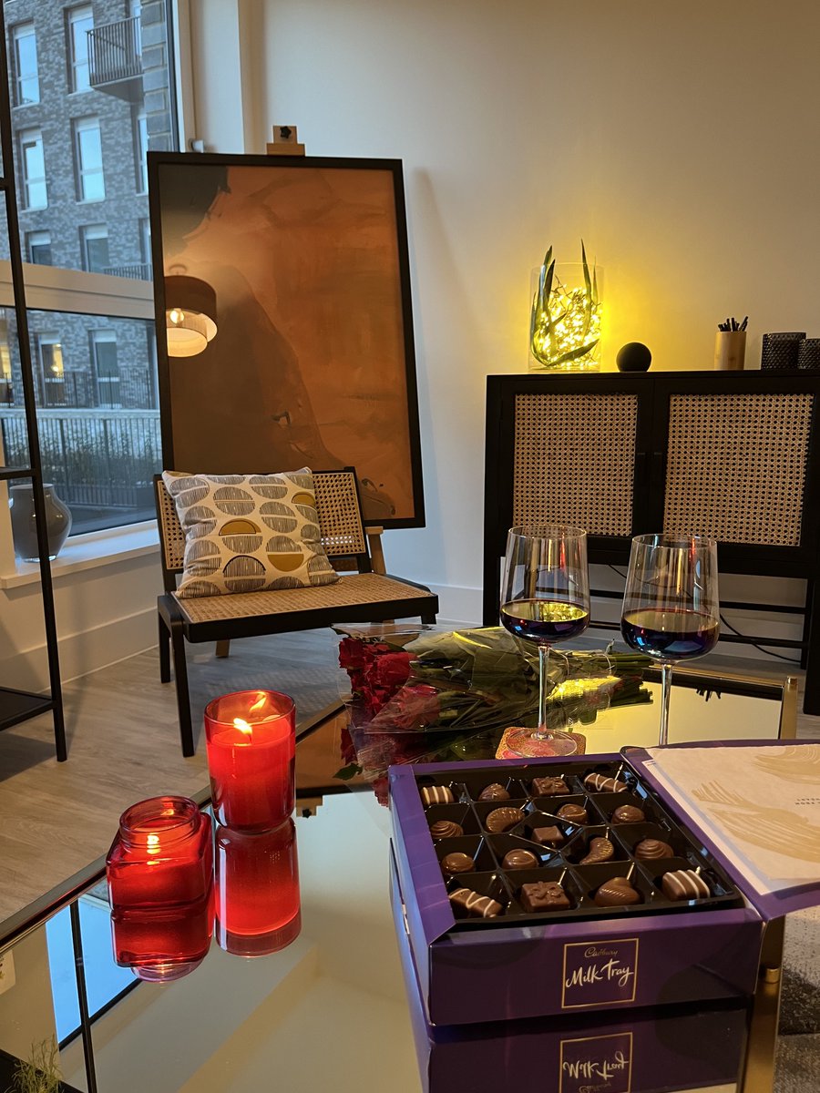Roses + chocolate = the perfect date night set up 😍

Could you see yourself living somewhere like this? Follow this link for more info hubs.li/Q015mJbb0

#manchester #salford #manchesterapartments #Atelier