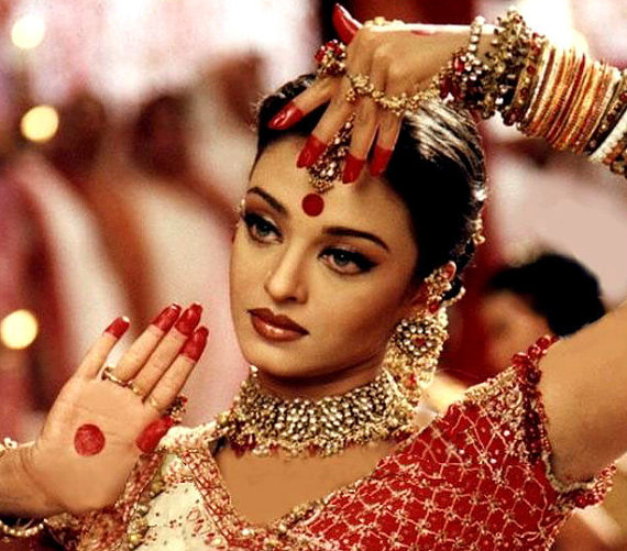 Chrisantema's tweet photo. @DemetriusDomi18 É uma pintura vermelha chamada Alta, usada por bailarinas de danças classicas e no meu caso semi-clássicas da India. Parecida com mehindi (a pintura de henna nas mãos E pés). A bola na palma é um símbolo de Brahma (não a cerveja, mas o deus criador, no hinduismo). Dança é criação https://t.co/hIP41VaY70