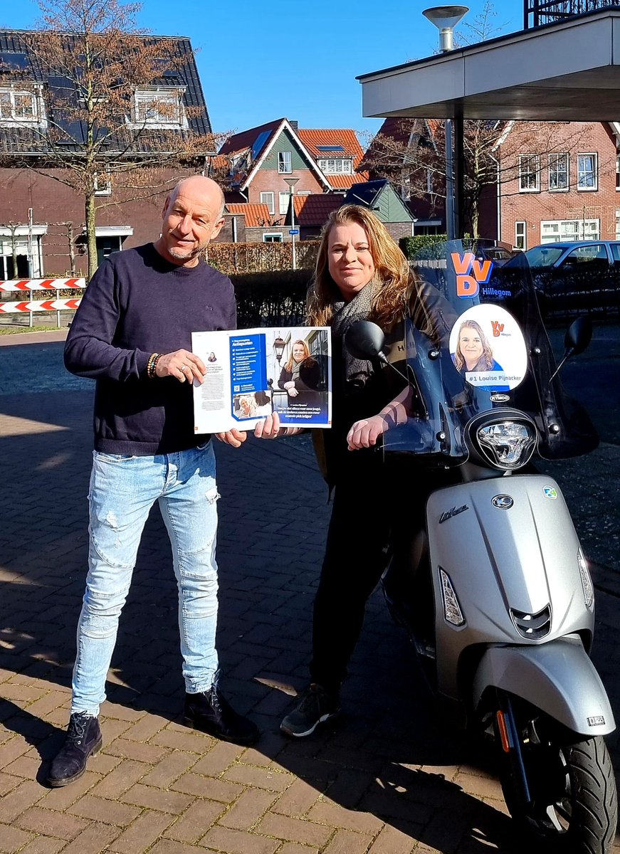 Weekend ?? Nee hoor....Flyeren, Campagne voeren, deelnemen aan lijsttrekkers debat...en onze magazines rondbrengen! Net nog even met onze lijstduwer Fred Teeven. 
#gemeenteraadsverkiezingen2022 
#lijsttrekker #vvdhillegom #Hillegom #vvd <a href="/VVD/">VVD</a> <a href="/vvdhillegom/">VVD Hillegom</a>