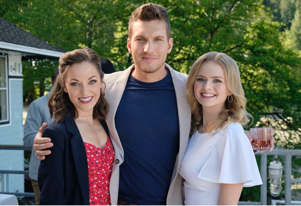 hallmarkchannel's tweet photo. Could Maggie and ex-boyfriend Jake make a great duo when they are paired together to sing at a wedding? Our Ya Gotta Have Heart #RomComAThon marathon continues with #InTheKeyOfLove starring @LauraOsnes @scottmfoster and @AndreaKBrooks! #Hearties ❤️ https://t.co/r460MGZCT8