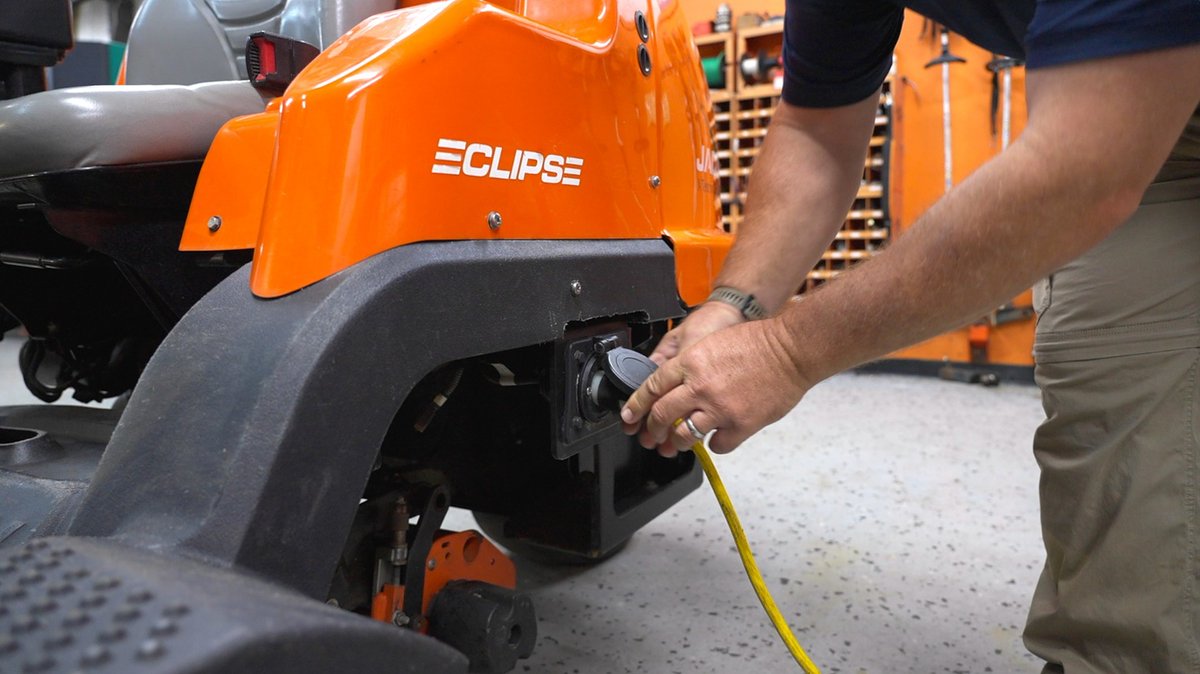 JacobsenTurf's tweet photo. 🇺🇸 "We've mowed all 18 greens, we've mowed more than that, double-cutting, and we have yet to have an issue with the mower running out of power before us finishing the job." - Chris Flynn, Director of Grounds, @APBayHill on the #Eclipse360. @APinv #APInv #SincerelyJake https://t.co/i0SVLw8015