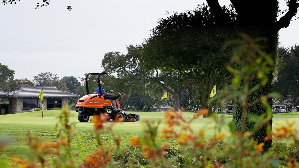 JacobsenTurf's tweet photo. 🇺🇸 "We've mowed all 18 greens, we've mowed more than that, double-cutting, and we have yet to have an issue with the mower running out of power before us finishing the job." - Chris Flynn, Director of Grounds, @APBayHill on the #Eclipse360. @APinv #APInv #SincerelyJake https://t.co/i0SVLw8015