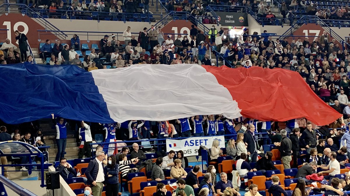 EricSAUBATTE's tweet photo. Bravo et merci à l’équipe de France 🇫🇷 @FFTennis pour ce superbe week end de @DavisCup à @Ville_Pau #FRAEQU #DavisCup 🎾💙❤️ https://t.co/jkjZNtzMev