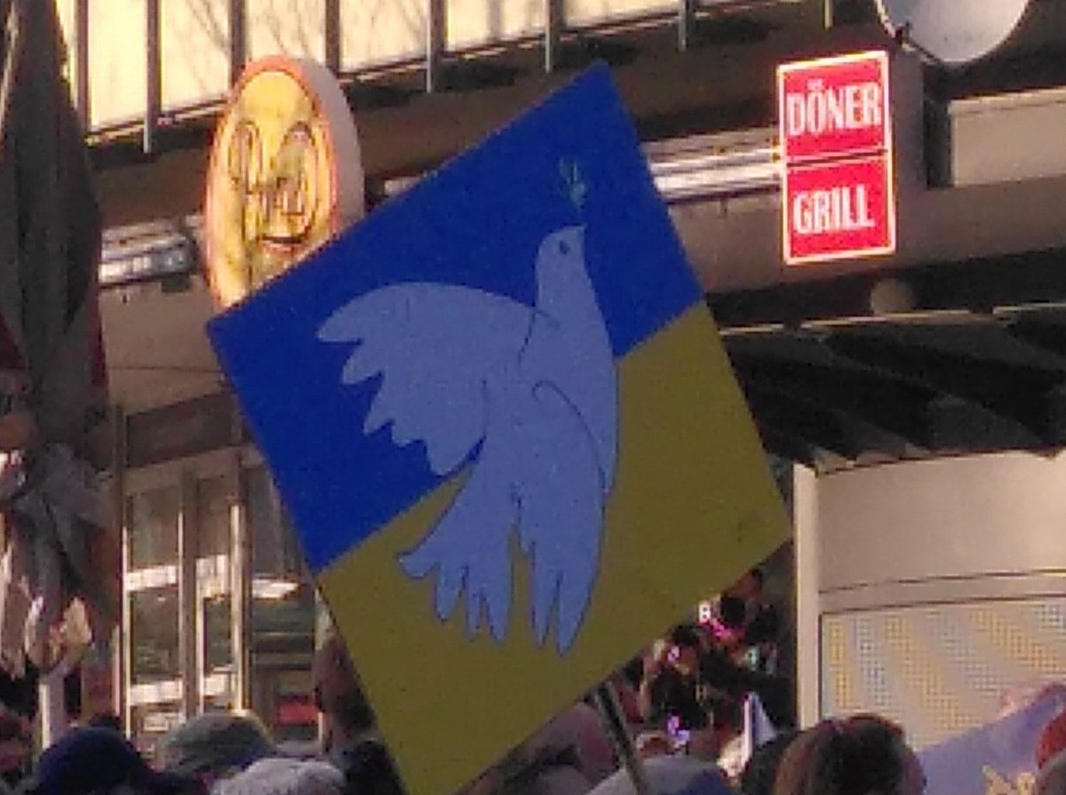 csperk78's tweet photo. #Friedenskundgebung #Ukraine in #Ludwigshafen und #Mannheim - der #Ehrenhof im Mannheimer Schloß ist geschlossen - deutlich mehr als 6.000 Teilnehmer 🇺🇦☮️ https://t.co/BudtYPjvbS