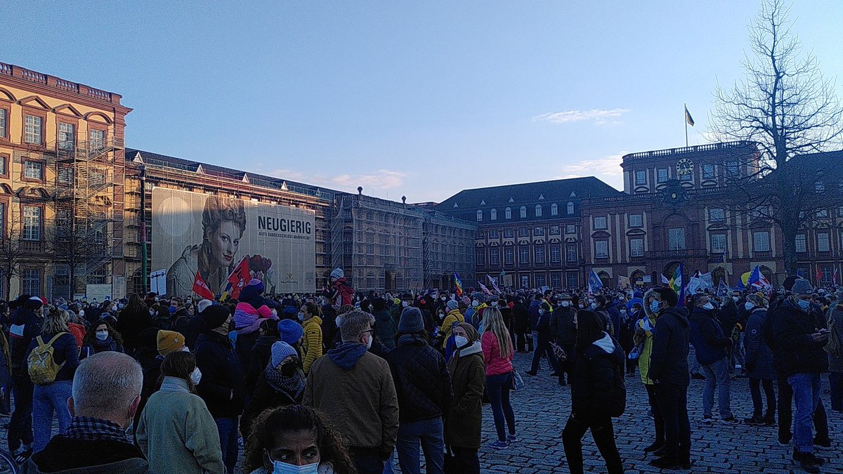 csperk78's tweet photo. #Friedenskundgebung #Ukraine in #Ludwigshafen und #Mannheim - der #Ehrenhof im Mannheimer Schloß ist geschlossen - deutlich mehr als 6.000 Teilnehmer 🇺🇦☮️ https://t.co/BudtYPjvbS