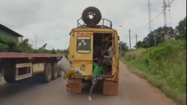IndopalN's tweet photo. https://t.co/VaQljdeB1N
Watch Ivory Coast drivers fight to keep their old, wrecked trucks while offering entertainment

https://t.co/RRx14dzKLH

#IvoryCoaast https://t.co/5GACr6B7Ec