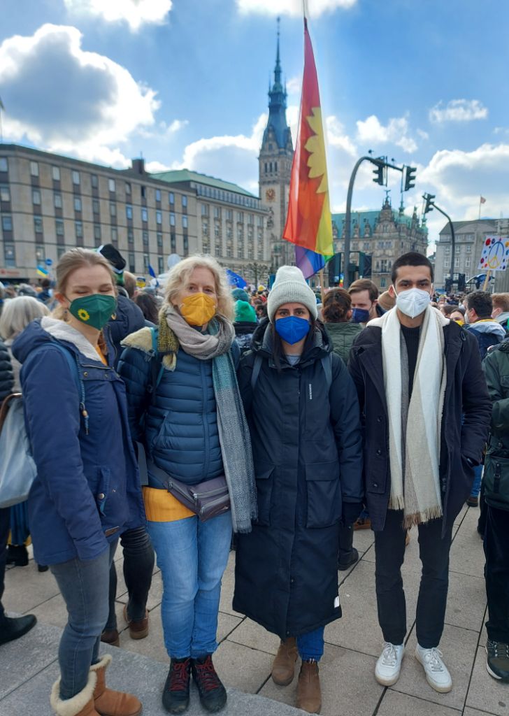 LaVo Grüne HH bei der Friedensdemo. Gemeinsam mit zigtausenden  gegen Putins Krieg. #StandWithUkraine️ #PutinWarCriminal #StopptdenKrieg #RefugeesWelcome