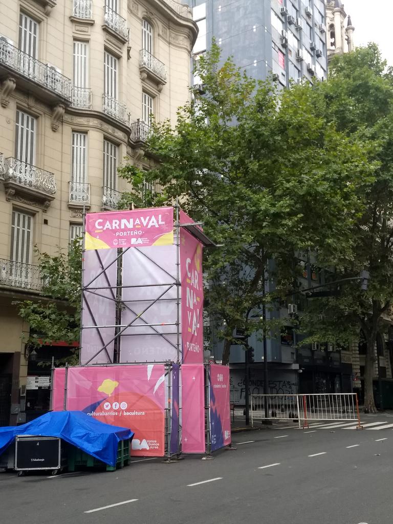 RulaPau's tweet photo. Qué pasó Horacio? No terminó el Carnaval ya? #AvDeMayo 😑 https://t.co/jtKYc8ezGg