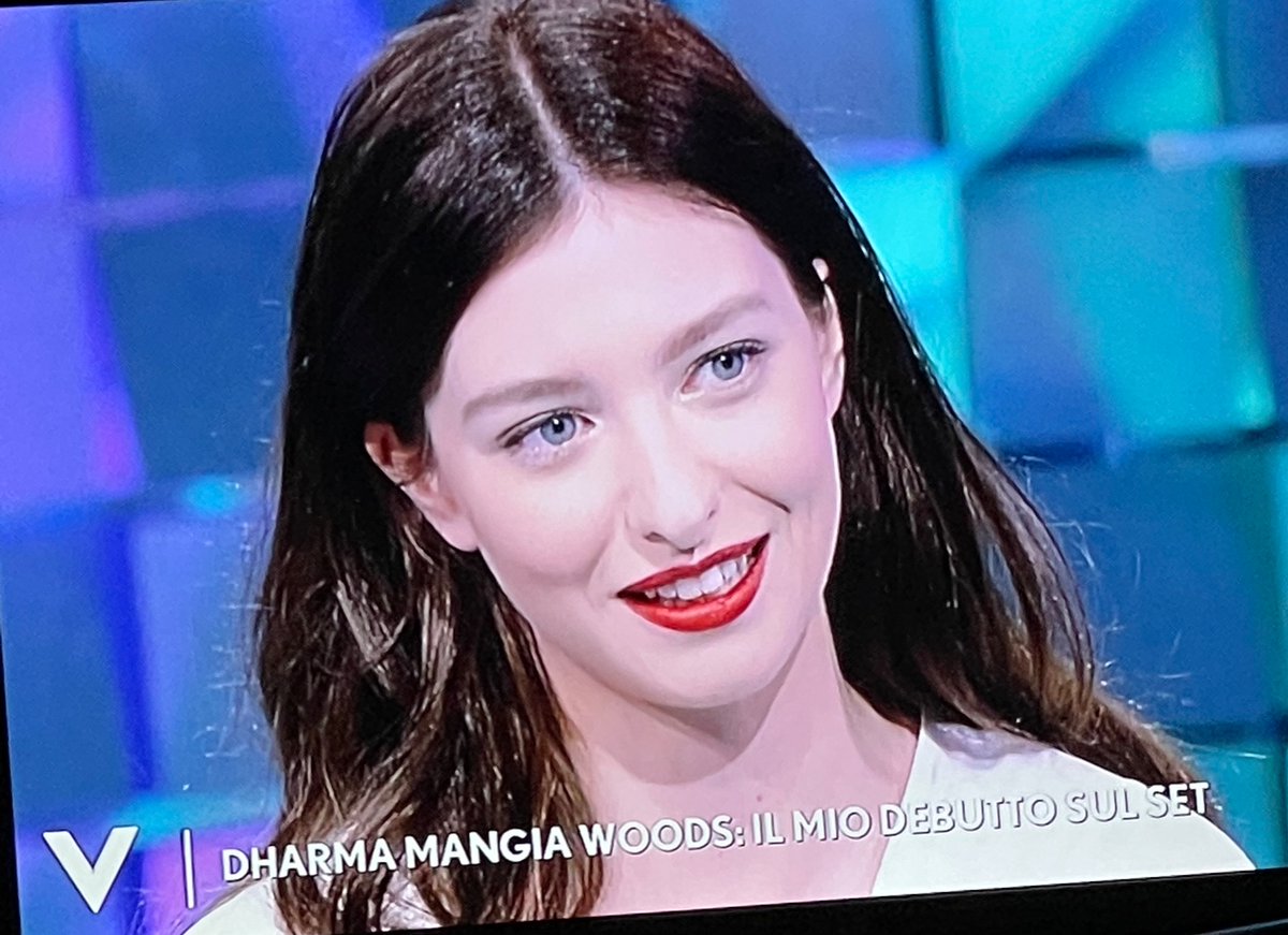 Alessandro8o's tweet photo. Quando stai diventando famosa e danno un tocco internazionale al tuo cognome, che fa figo.
Perché mangiaboschi pareva brutto… 😂
#verissimo https://t.co/ybdYQ10kDZ