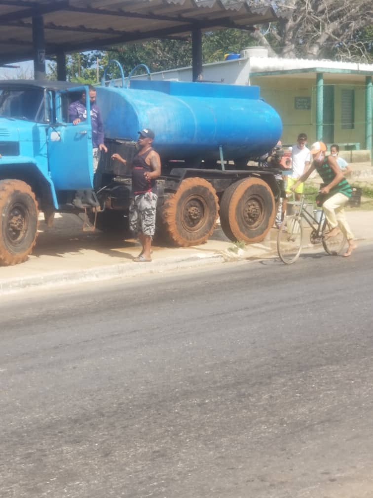Sigue la distribución de agua en pipas las comunidades afectadas en Bauta.