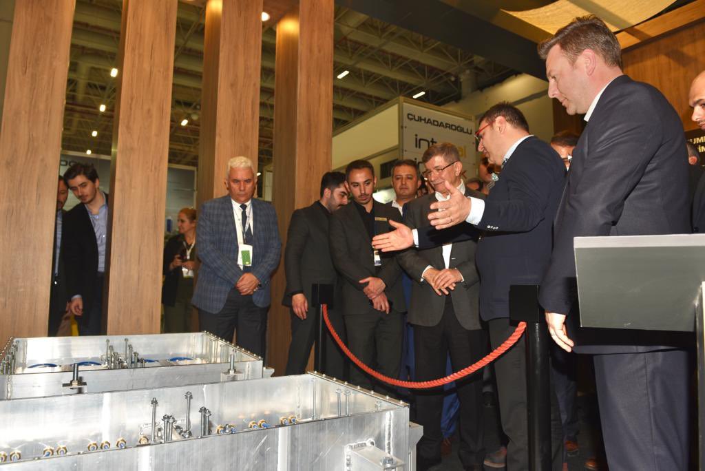 Ahmet_Davutoglu's tweet photo. Uluslararası Alüminyum Teknolojileri Fuarı’nı ziyaret ettik. Herkes dertli, özellikle ham madde fiyatlarındaki artış akıl almaz boyutta.

Sn. Erdoğan ekonomide yaptığınız deneme fiyasko ile sonuçlandı herkes bunu görüyor,  bir siz görmüyorsunuz.
#DerdimizGeçimÇözümSeçim https://t.co/cfs9L1uXPO