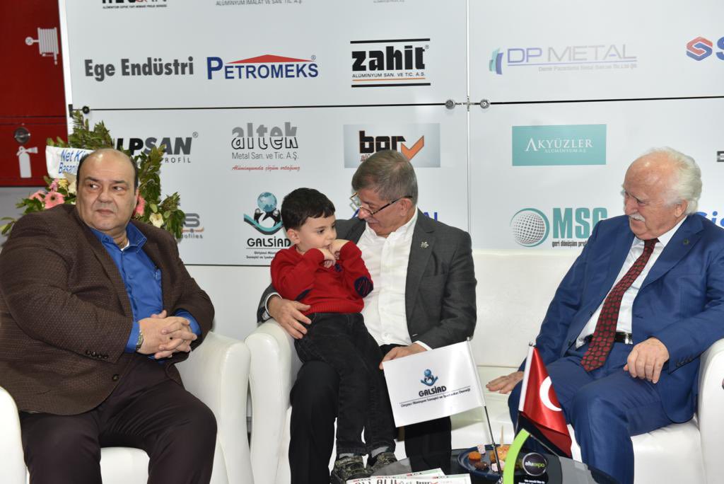 Ahmet_Davutoglu's tweet photo. Uluslararası Alüminyum Teknolojileri Fuarı’nı ziyaret ettik. Herkes dertli, özellikle ham madde fiyatlarındaki artış akıl almaz boyutta.

Sn. Erdoğan ekonomide yaptığınız deneme fiyasko ile sonuçlandı herkes bunu görüyor,  bir siz görmüyorsunuz.
#DerdimizGeçimÇözümSeçim https://t.co/cfs9L1uXPO