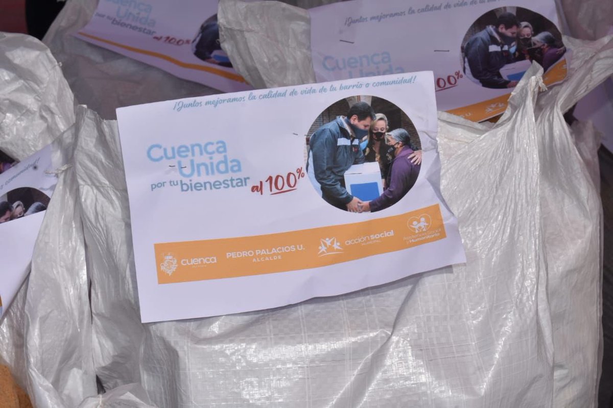 Paoflouj's tweet photo. Las pocas unidades de tránsito 🚨 de la @emov_ep de Cuenca dedicadas al reparto de propaganda del alcalde, las mismas deberían estar en las calles de nuestra ciudad controlando el tránsito y cumpliendo con su finalidad. 👮🏻‍♂️ https://t.co/ms613ElnL5