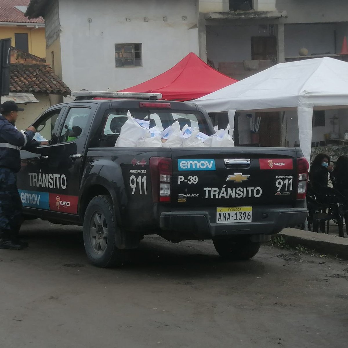 Paoflouj's tweet photo. Las pocas unidades de tránsito 🚨 de la @emov_ep de Cuenca dedicadas al reparto de propaganda del alcalde, las mismas deberían estar en las calles de nuestra ciudad controlando el tránsito y cumpliendo con su finalidad. 👮🏻‍♂️ https://t.co/ms613ElnL5