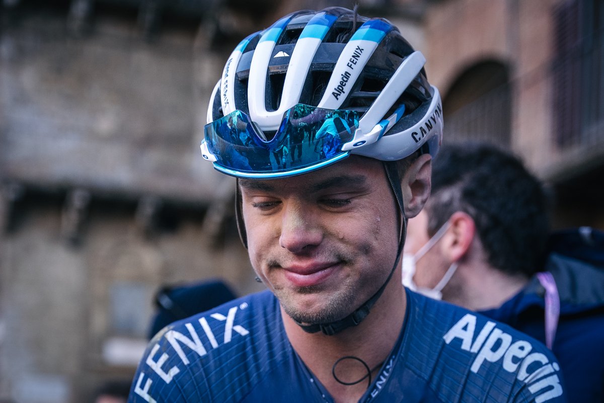 AlpecinPT's tweet photo. 🇮🇹 #StradeBianche
@stannardrj after crossing the finish line in Siena 👇
We feel you, Rob. We feel you. https://t.co/JeFBuBYfkE