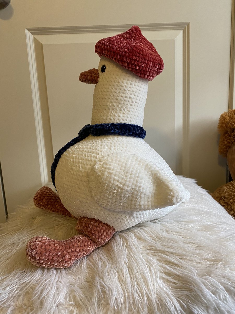 PhoebesPlushies's tweet photo. In case you’re wondering how thicc sir goose is… he’s over 20 inches tall and weighs 1.5 lbs by himself alone https://t.co/S6Cw6ZFySk