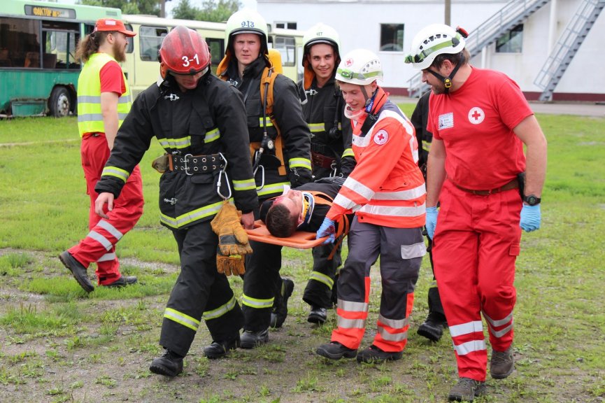 Пожарники рб. Пожарный мчс. Номера служб безопасности для детей. Мчс белоруссии. Телефон мчс.