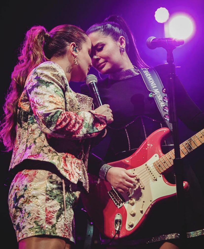 MaiaraMeM's tweet photo. 💐💕Das coisas mais lindas que faz meu coração vibrar: Nossa união! Obrigada Rio de Janeiro por esse encontro maravilhoso! Nunca vão ter palavras suficiente pra expressar o tamanho da minha felicidade! Foi inesquecível! Amo vcs! ❤️🙏 https://t.co/LFnZYgT9gS