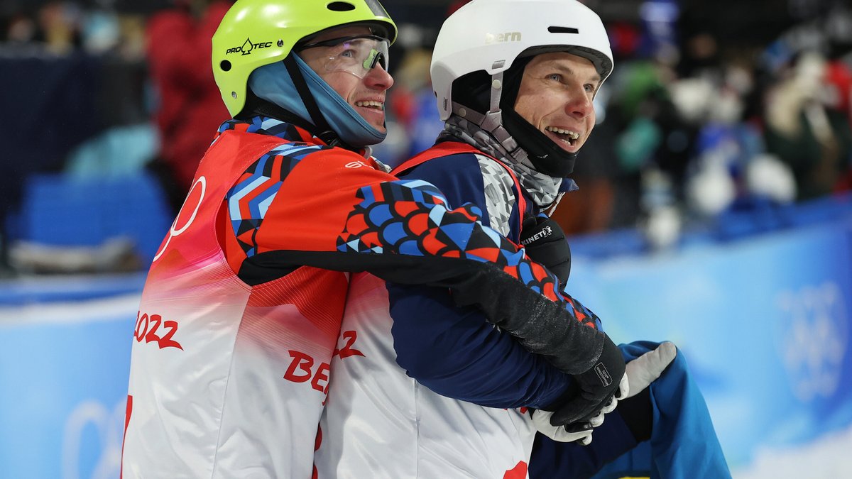 mauroberruto's tweet photo. 16 giorni fa l'ucraino Oleksandr #Abramenko e il russo Ilia #Burov, dopo aver vinto argento e bronzo olimpico, si abbracciavano lanciando un messaggio di pace al mondo. Oggi Abramenko dorme in un garage a #Kiev con moglie e figlio di 2 anni. Lo #sport ha perso.
#UkraineRussiaWar https://t.co/5XpDRWCTcA