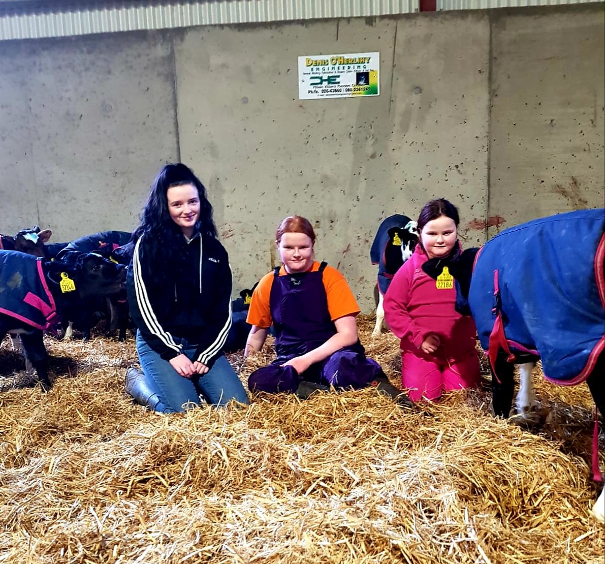 Peterhynes15's tweet photo. Hardy young women 💪 @irish_cow & @chloehynes19 selling calves while me & @Paulahynes4 were milking, deal done & they'd be tougher on money than me
#ThisGirlCan #FarmToFarm & they've another deal done for a batch leaving tomorrow https://t.co/2QC5efiB1k