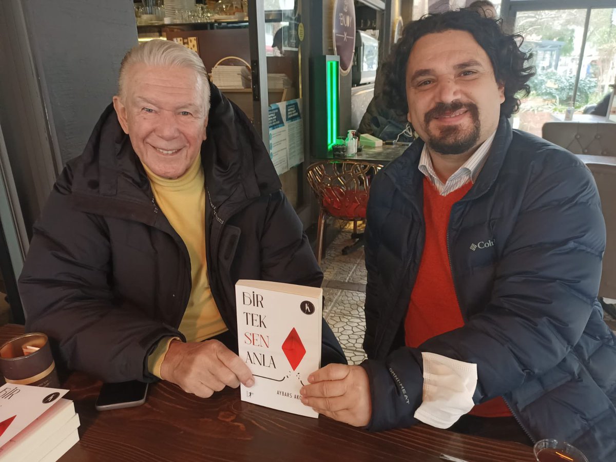 @ugurdundarsozcu ile hekimlerin ve ülkenin dertlerini konuşurken, yeni çıkan kitabım #birteksenanla yı da kendisine imzalama onuruna ulaştım. Altay ve dünya futbolunu yakından takibine hayran kaldım. <a href="/Atikopruluoglu/">Atillâ Köprülüoğlu</a> ağabeye bu buluşmayı sağladığı için çok teşekkür ediyorum🙏🥰🍀