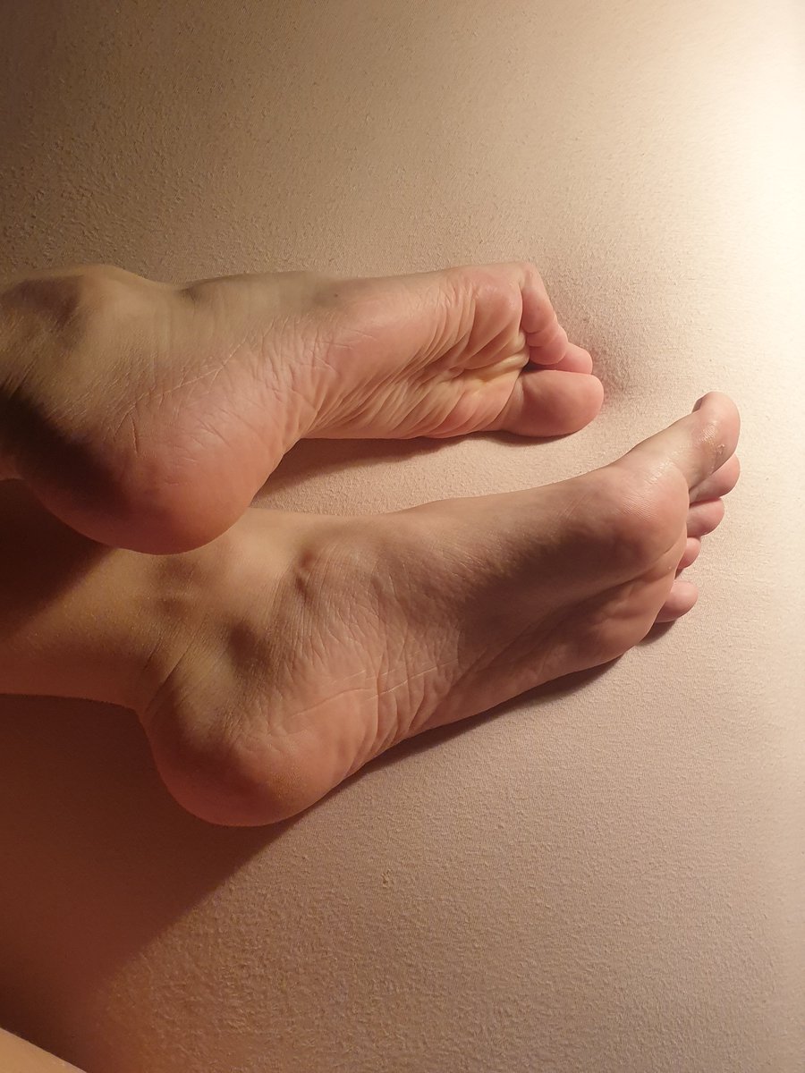 Text me to have fun. I'm free to Skype sessions as well 🤠

#feetbaby #soles #skypesession