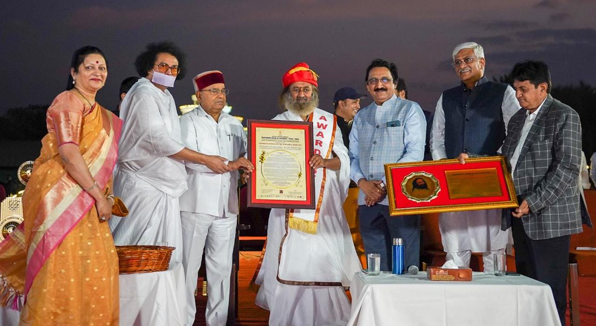 artofliving_sp's tweet photo. Gurudev @SriSri has been honoured with the Surya Ratna - The Saint of Modern India award on the occasion of #KisanSamruddhiMahotsav. Dignitaries present in the award ceremony includes
@TCGEHLOT @gssjodhpur
#Prof. Dr. Sanjay. B. Chordiya
#KSM2022 https://t.co/aheOaq2F3u