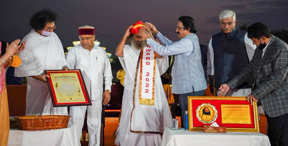 artofliving_sp's tweet photo. Gurudev @SriSri has been honoured with the Surya Ratna - The Saint of Modern India award on the occasion of #KisanSamruddhiMahotsav. Dignitaries present in the award ceremony includes
@TCGEHLOT @gssjodhpur
#Prof. Dr. Sanjay. B. Chordiya
#KSM2022 https://t.co/aheOaq2F3u