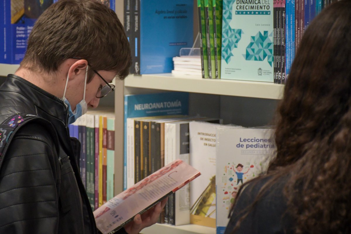 editorialUN's tweet photo. #AEstaHora 📚 | Las/os nuevas/os integrantes de la #ComunidadUNAL y sus familias conocen la #LibreríaUNAL Ciudad Universitaria, en el marco de la jornada de inducción organizada por la @UNALOficial @un_bogota https://t.co/Y0xkGZrclq