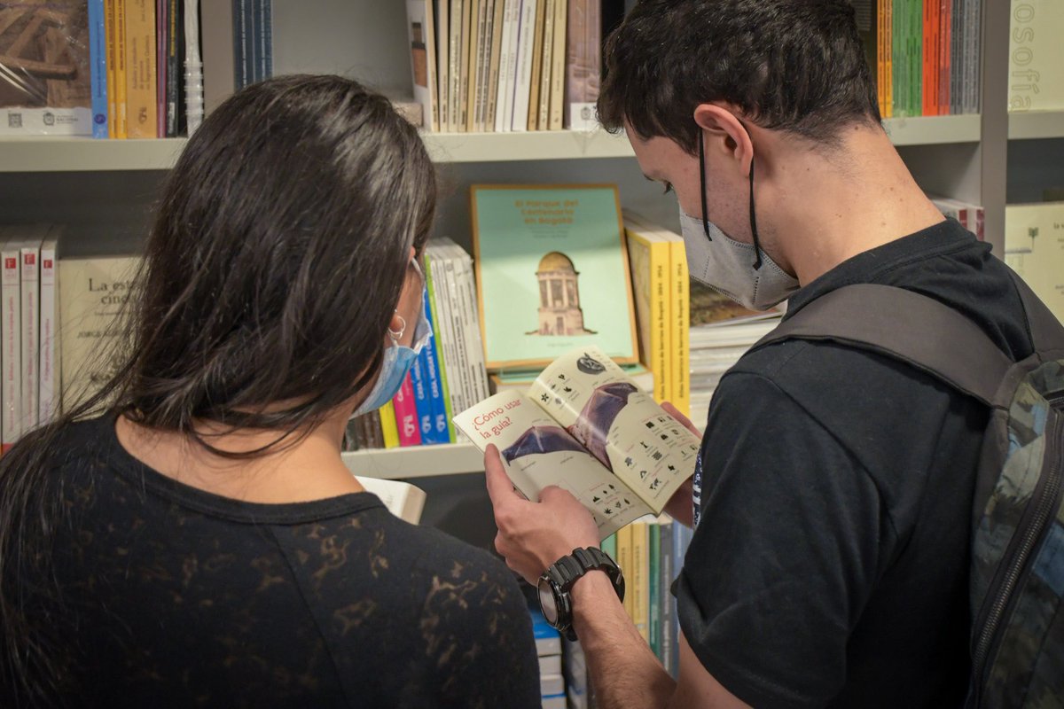 editorialUN's tweet photo. #AEstaHora 📚 | Las/os nuevas/os integrantes de la #ComunidadUNAL y sus familias conocen la #LibreríaUNAL Ciudad Universitaria, en el marco de la jornada de inducción organizada por la @UNALOficial @un_bogota https://t.co/Y0xkGZrclq