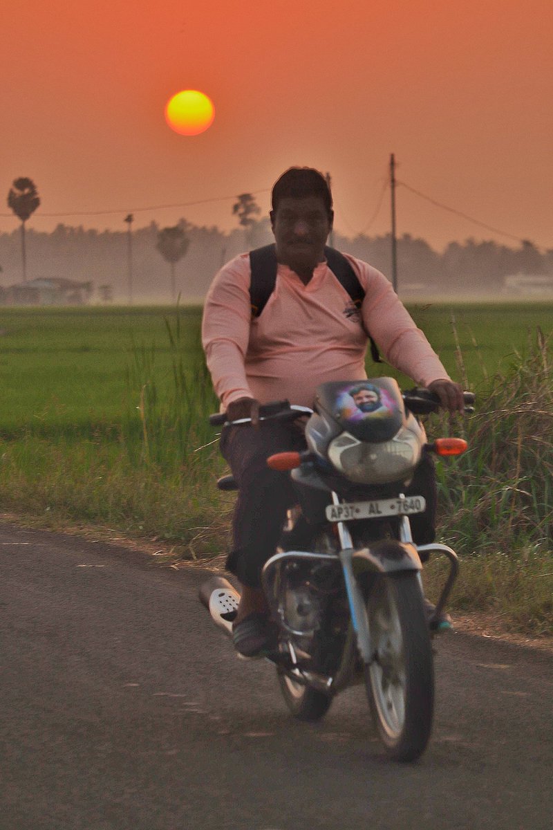 satyanandigam_'s tweet photo. My recent sunset randoms. I call this Traffic Photography. Just to see how they see me when I take a photo of them 🤔 #RandomBaywatch #sunset #Expression #portraits #CapturedOnCanon #canonphotography #NFTCommunity https://t.co/oMj183WnW7