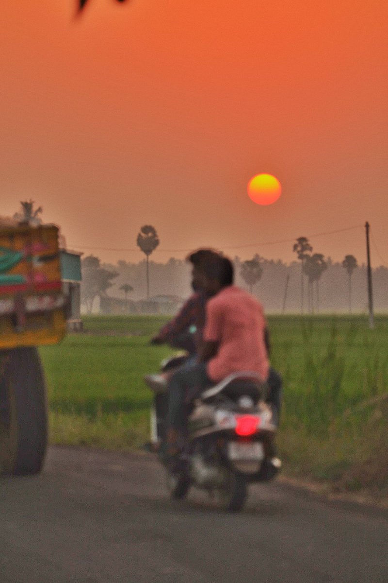 satyanandigam_'s tweet photo. My recent sunset randoms. I call this Traffic Photography. Just to see how they see me when I take a photo of them 🤔 #RandomBaywatch #sunset #Expression #portraits #CapturedOnCanon #canonphotography #NFTCommunity https://t.co/oMj183WnW7