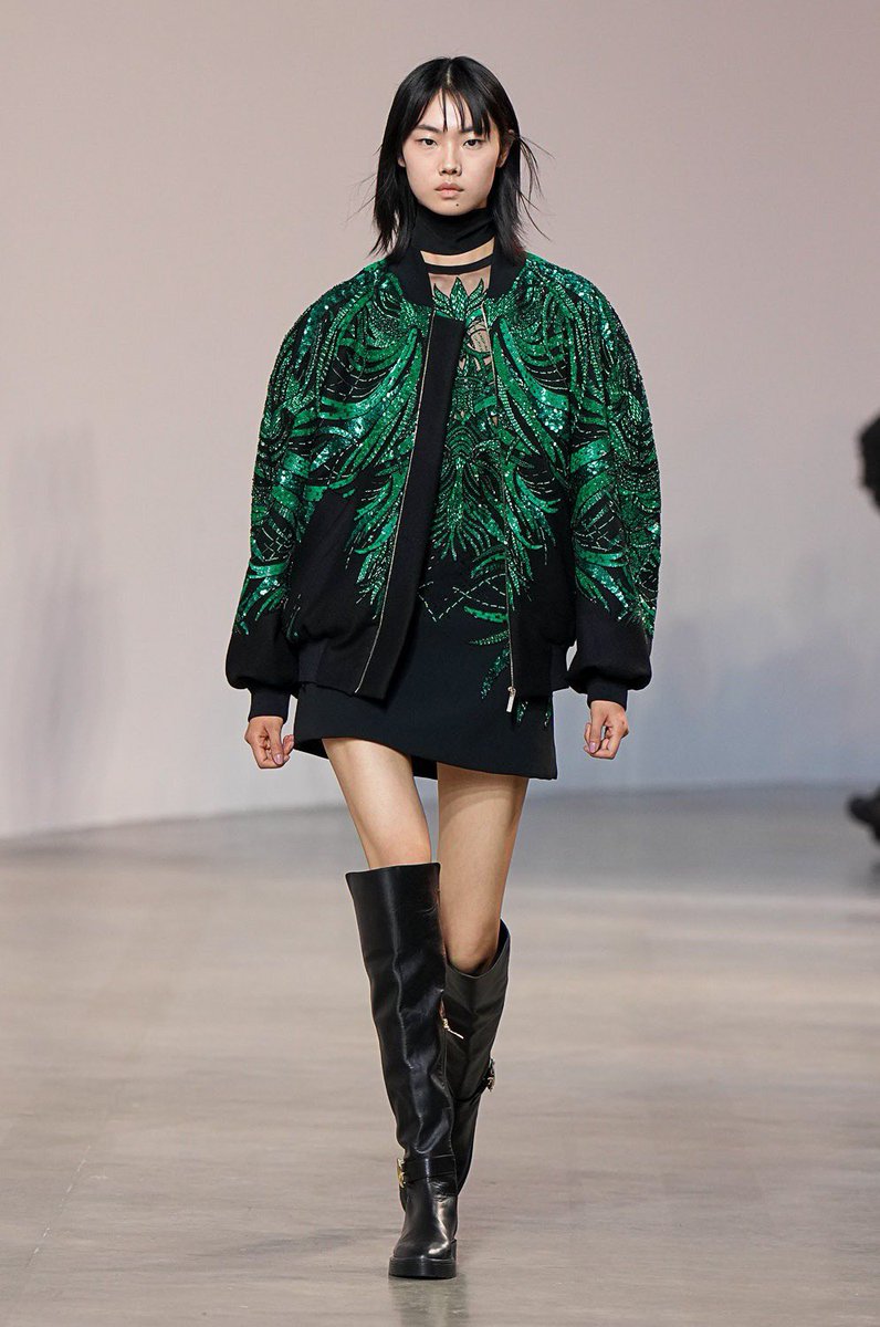 StreetFashion01's tweet photo. Elie Saab Fall 2022!🖤 https://t.co/GK00loxcdw