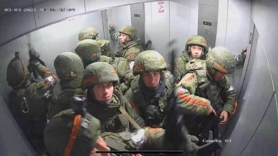 UkraineNews0's tweet photo. 🇺🇦A team of Russian soldiers wanted to use the elevator to reach the roof of an office building.

The #Ukraine administration of the building trapped them inside by cutting off the electricity. 

The Ukrainians also used an industrial camera to take this commemorative photo. https://t.co/empzAZFuNx