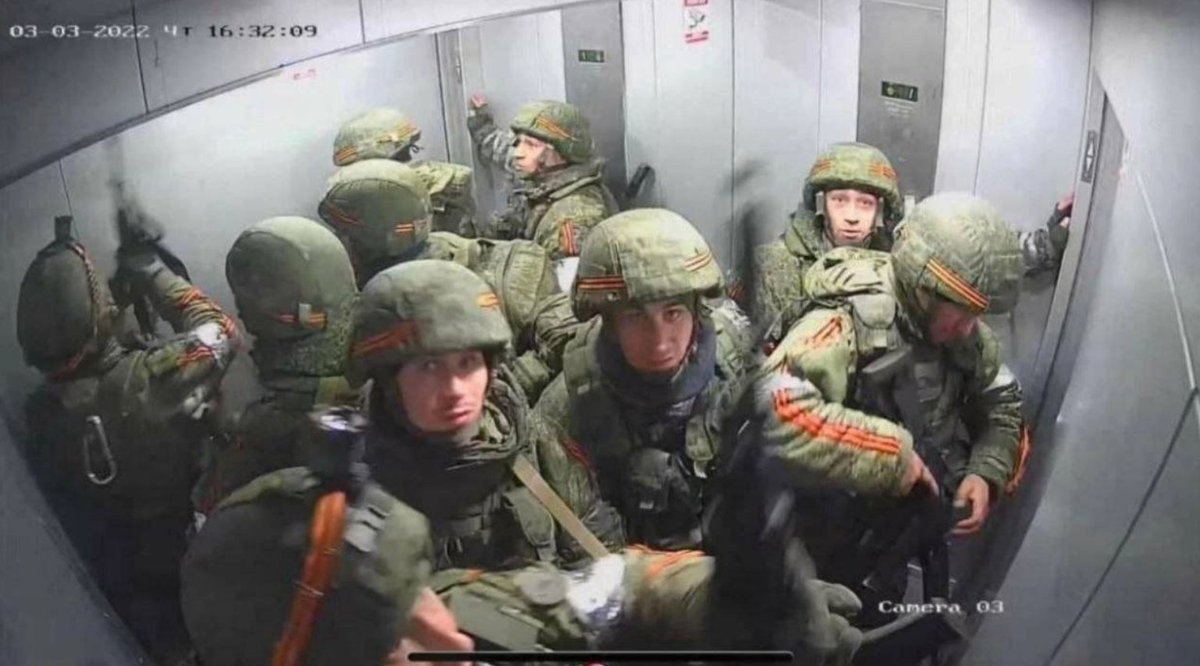 AntonioCunha79's tweet photo. Os militares Russos queriam subir ao topo do prédio e os Ucranianos desligaram a eletricidade. 

ahahahahaha https://t.co/B0kC3JbBgB