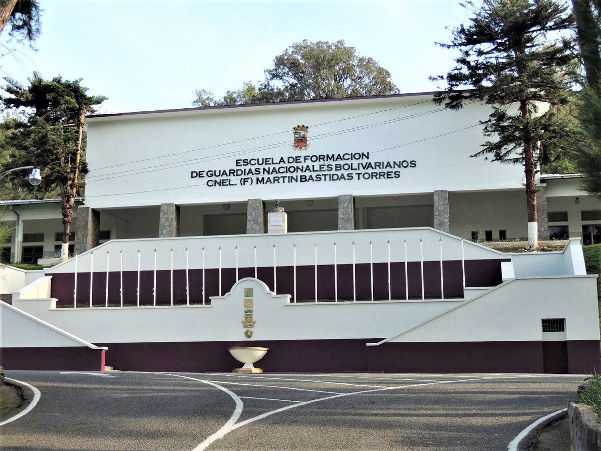 MarioBuffone70's tweet photo. ESCUELA DE FORMACIÓN DE GUARDIAS NACIONALES CNEL. MARTÍN BASTIDAS TORRES (RAMO VERDE). Los Teques, #Miranda. 1º etapa: 11/1/1948 (Betancourt) y 31/10/1951 (Suárez Flamerich). 2º etapa: 15/5/1953 y nov. 1954 (Pérez Jiménez). Edificio administrativo: 25/10/1965 y 2/6/1966 (Leoni). https://t.co/SM00qMMFO0