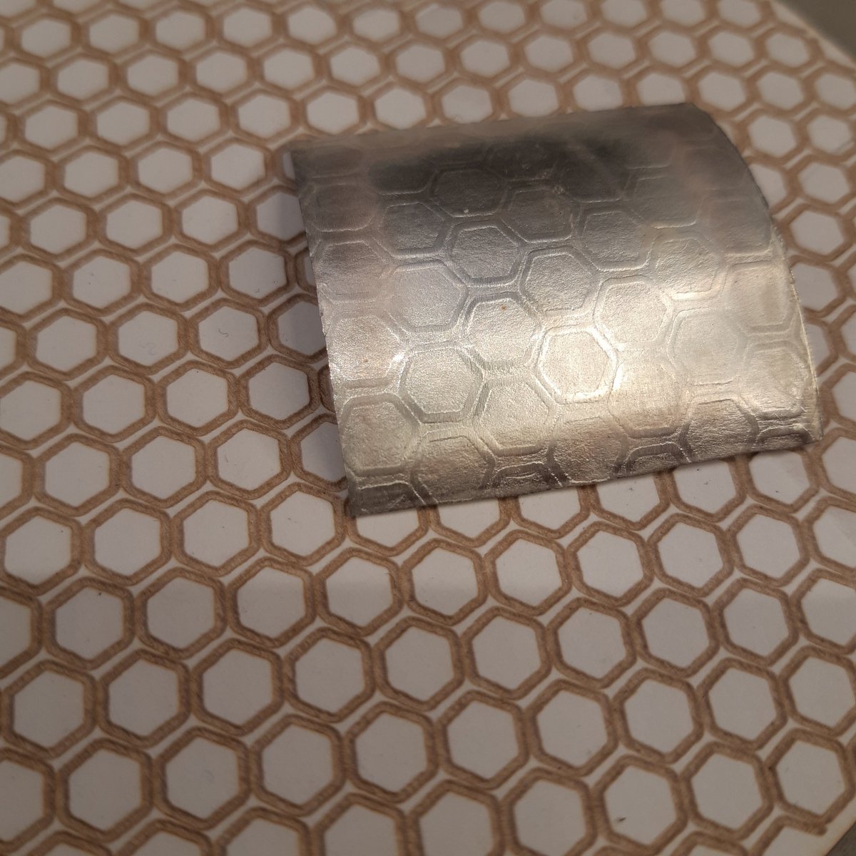 KlaarSmith's tweet photo. I'm finally working at my workbench again. The first piece after my elbow fracture and I'm loving it. 

What do you think of this structure I added to the silver? You have to wait a little while to see the finished piece. More updates will follow!

🐝

#happyday 
#honeycomb 
#bee https://t.co/BzoHBVL3if
