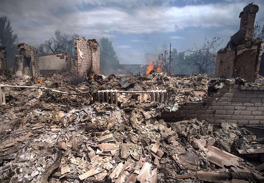 ZeIenski's tweet photo. Me gusta mucho salir en la tele y que el Parlamento europeo me aplauda mucho porque Putin es malo, pero mejor no os cuento la que hemos liado en Donbass desde 2014, que me quedo sin ser un heroe #UcraniaBajoFuego #UkraineRussia #Russia https://t.co/f9grCfFgw7