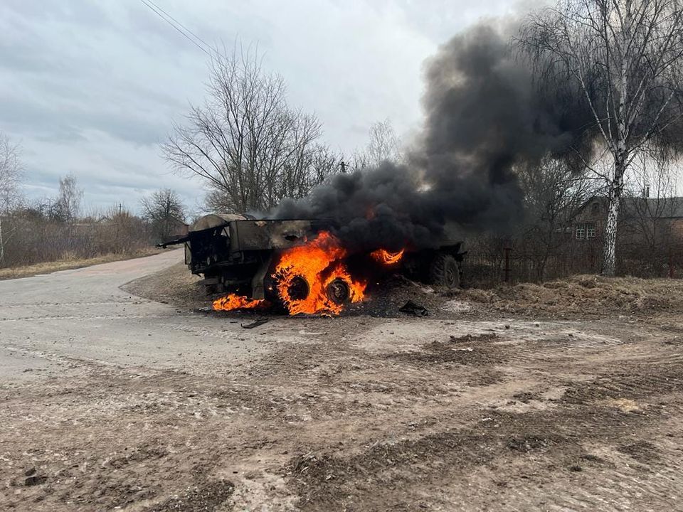 HromadskeUA's tweet photo. На Чернігівщині розбили сили окупантів та вкотре запобігли їх просуванню у бік Києва — оперативне командування «Північ». Російська техніка спалена та виведена з ладу, окупанти втекли 

https://t.co/XfZmXJYHXw https://t.co/YWVNxylZ3Z
