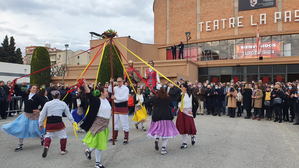 🌿 El president de la Generalitat <a href="/perearagones/">Pere Aragonès i Garcia</a>, la consellera de Cultura, <a href="/natalia_garriga/">Natàlia Garriga</a>, l’alcalde d'#Esparreguera, <a href="/eduardrivas/">Eduard Rivas Mateo</a>, i una trentena d'autoritats han estat rebudes al <a href="/Teatre_LaPassio/">La Passió d'Esparreguera</a> amb una mostra de cultura popular de les colles de la <a href="/FEDECULCAT/">La FEDE d'Esparreguera</a> #LaPassió