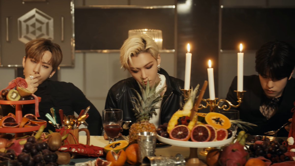 PixieFinchen's tweet photo. why are they hot just sitting at a table https://t.co/2ZqBGAYg9w