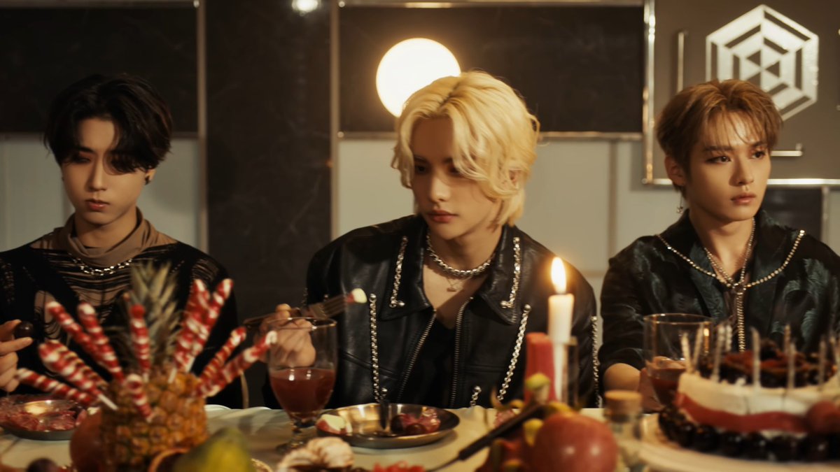 PixieFinchen's tweet photo. why are they hot just sitting at a table https://t.co/2ZqBGAYg9w