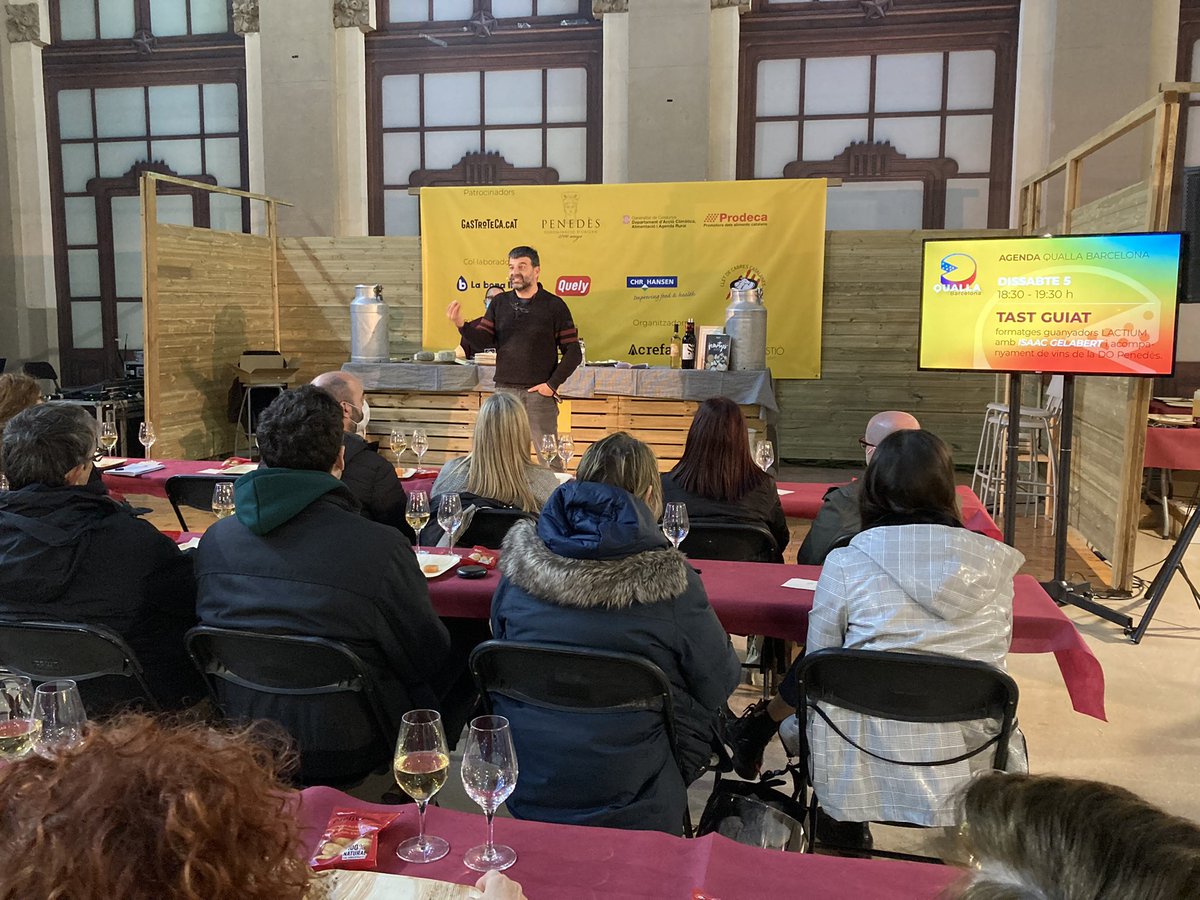 QuallaBarcelona's tweet image. 👉 Última activitat de la jornada del dia 5 de #quallabarcelona 22’ 🧀 amb el segon tast guiat de formatges @LactiumVic amb @GelabertIsaac, acompanyat amb vins 🍷 de la @dopenedes.

ℹ️: Inscripció prèvia: 25€ amb entrada simple inclosa.