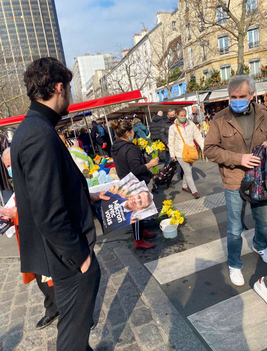 REParis6's tweet photo. Accueil chaleureux ce matin de la lettre d’@EmmanuelMacron adressée aux français. 

Au marché #EdgarQuinet, c’est avec enthousiasme que nos concitoyens ont reçu cette annonce de candidature. 

#5ansdeplus #presidentielles2022 https://t.co/eAyF08ij2f